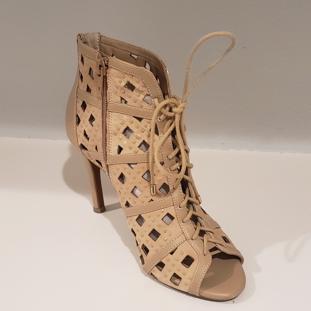 NWOT Gianni Bini Laser-cut Peep Toe Booties - Picture 3 of 7